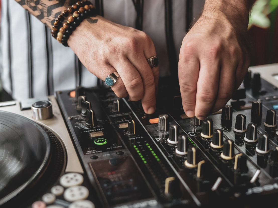 Waarom een DJ met act op je bruiloft een must is voor de perfecte sfeer